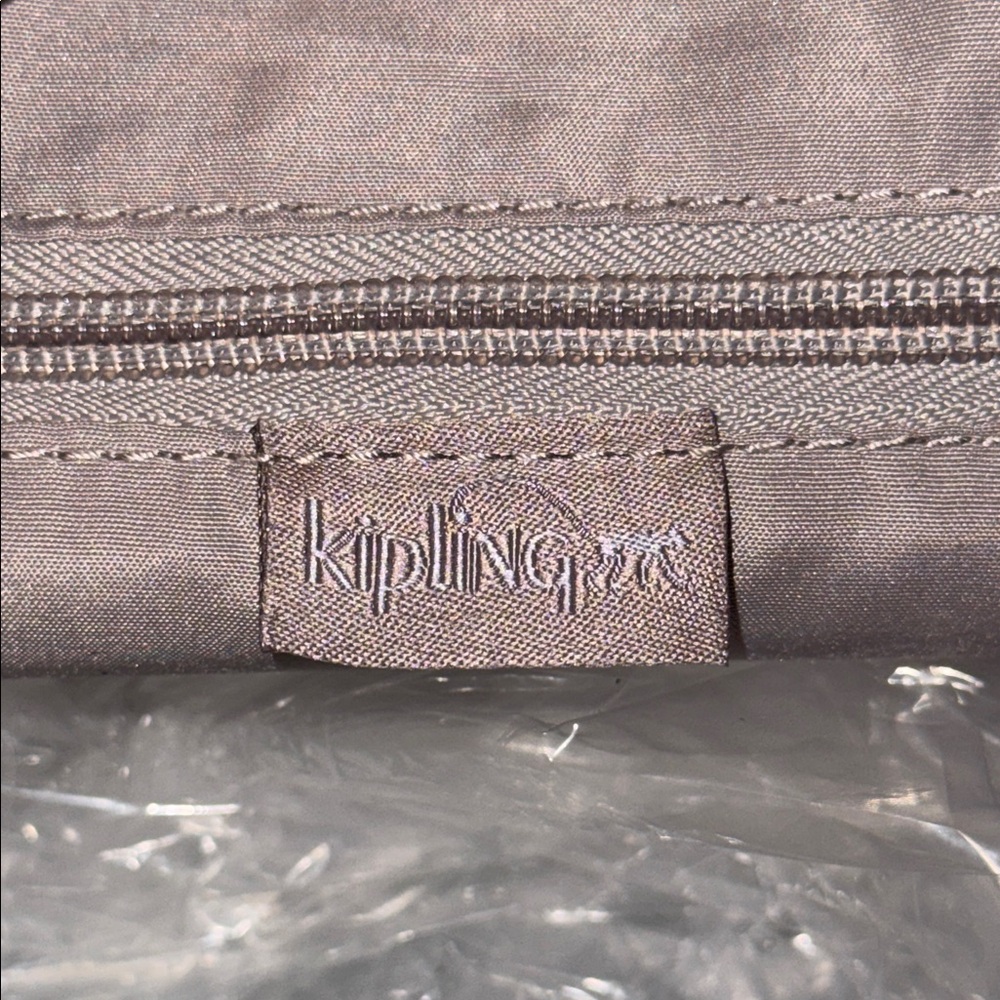 •KIPLINGS•NWT “RANI” METALLIC PEWTER ROUND CIRCULAR BOOKBAG - Picture 13 of 15